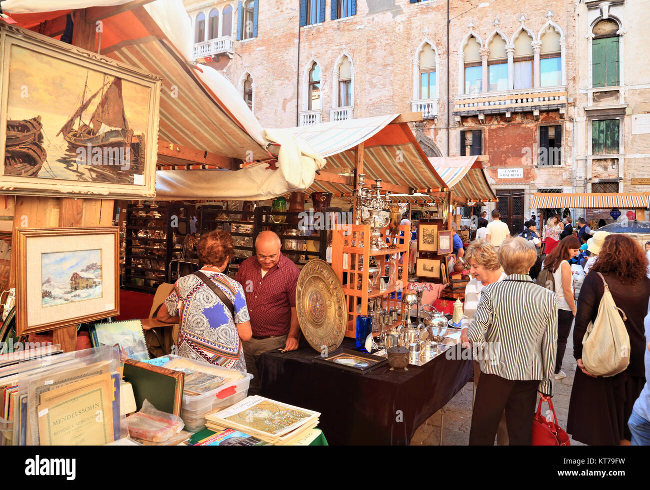 Antiquitätenmarkt in Campo San Maurizio, Venedig. Mercatino dell'antiquariato di Campo San Maurizio Stockfoto