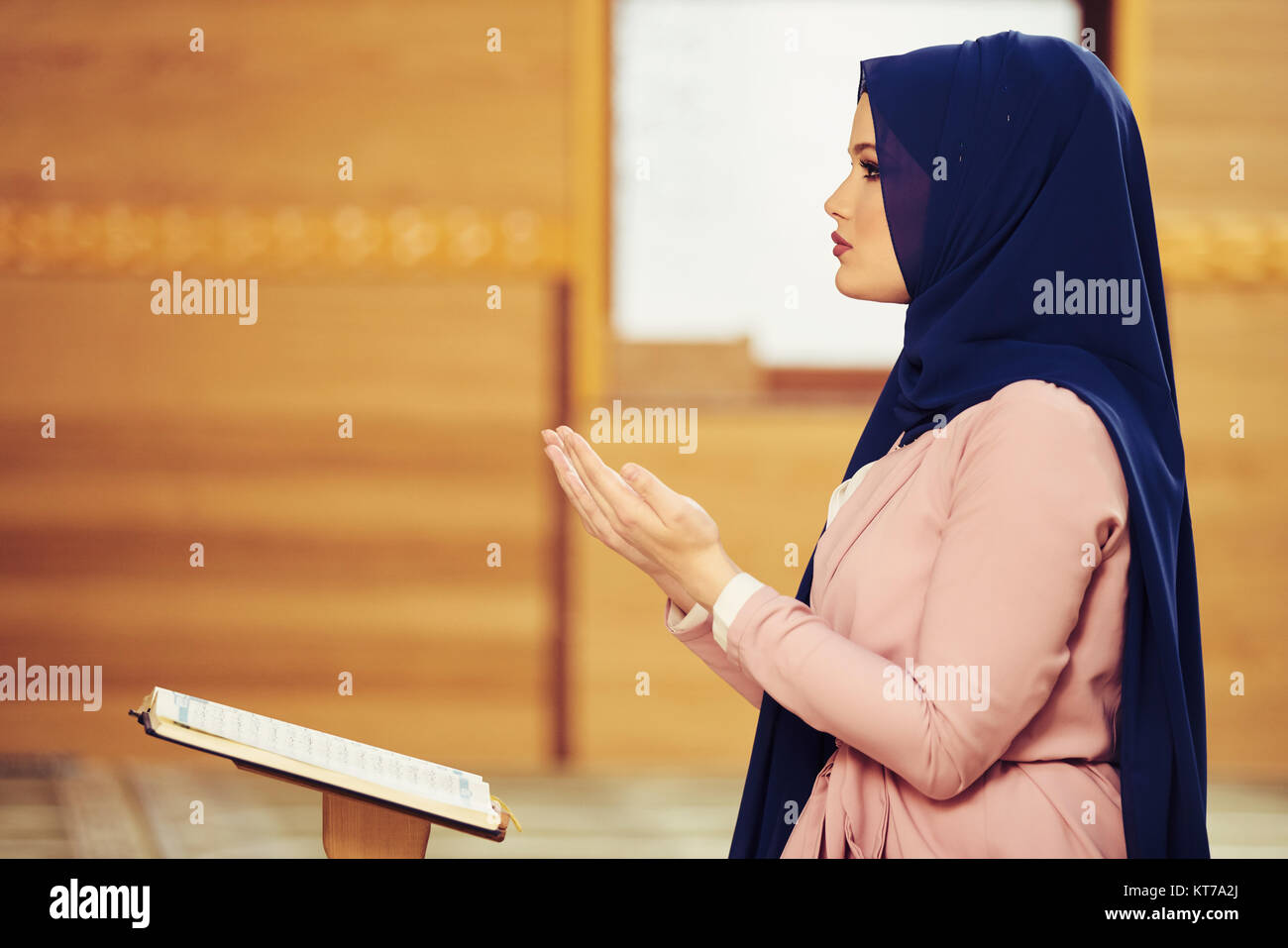 Junge muslimische Frau in der Moschee beten Stockfoto