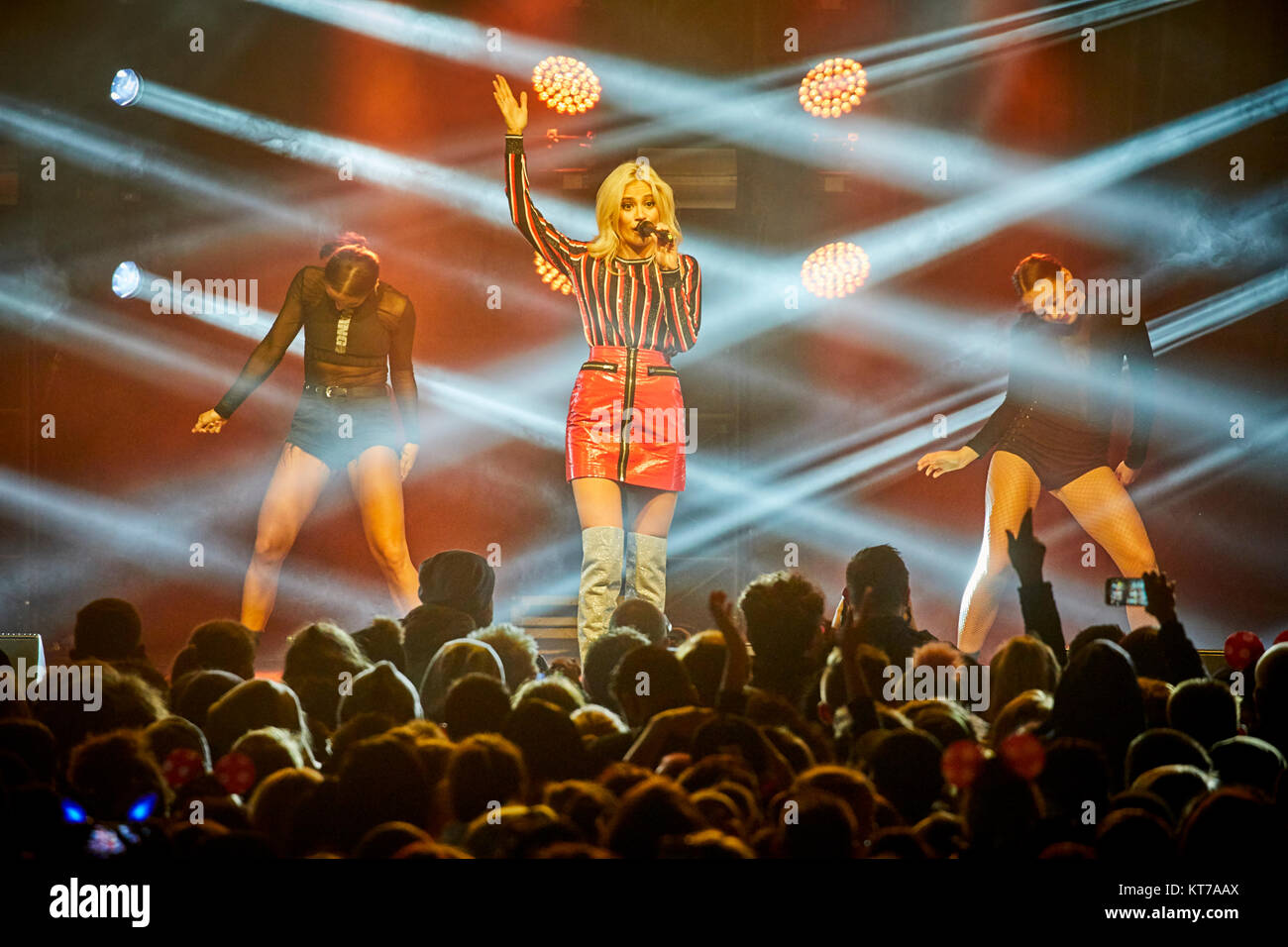 Weihnachten Leuchten auf 2017 an Albert Square im Stadtzentrum von Manchester auf der Bühne englischer Sänger, Songwriter Pixie Lott Stockfoto