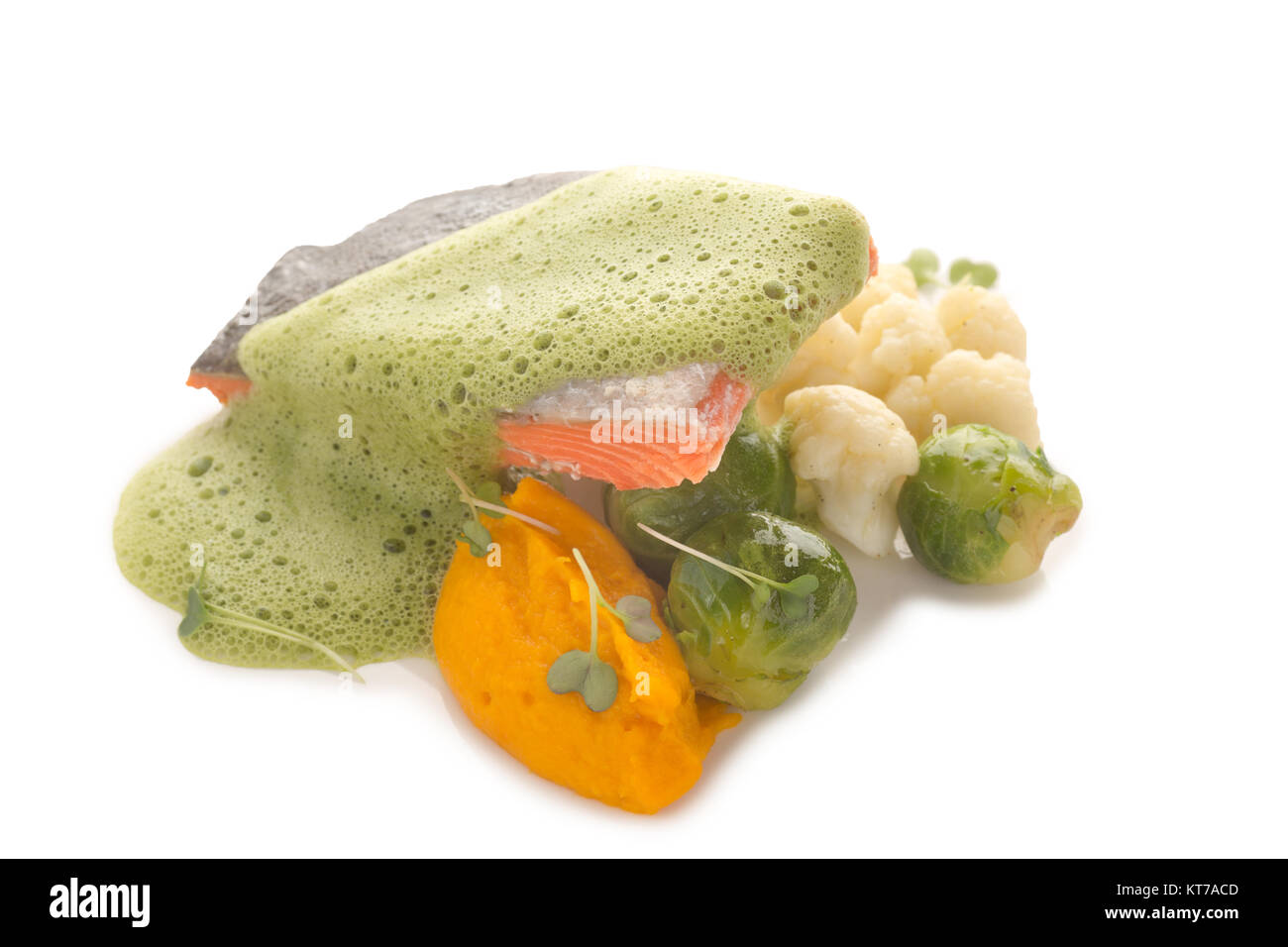 Molekulare Küche der roten Fisch und Gemüse unter einer schaumigen Soße auf einem weißen Hintergrund, Nahaufnahme Stockfoto