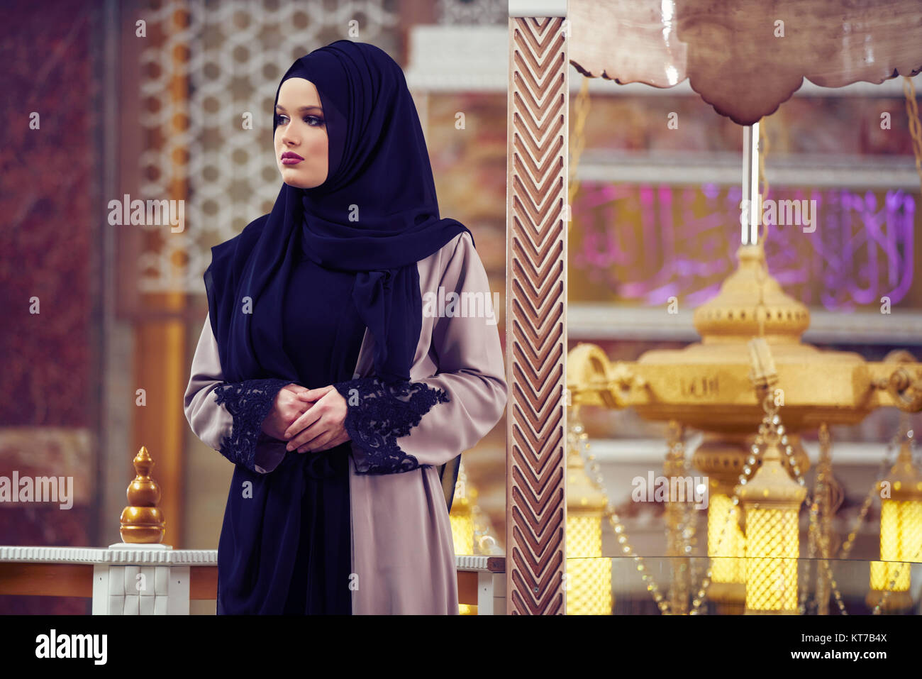 Junge muslimische Frau in der Moschee beten Stockfoto