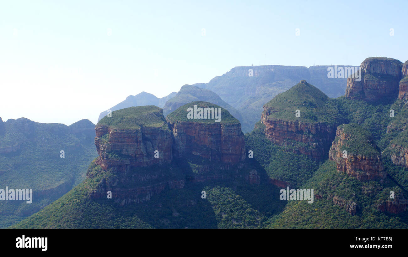 Drei Rondavels im Blyde River Canyon in Südafrika sterben, mächtige Felsformationen aus rotem Sandstein, sterben den runden Hütten der Einheimischen ähnlich sind die drei Rondavels in der Blyde River Canyon in Südafrika, mächtige Felsformationen aus rotem Sandstein, die zu den runden Hütten der Einheimischen ähnlich ist. Stockfoto