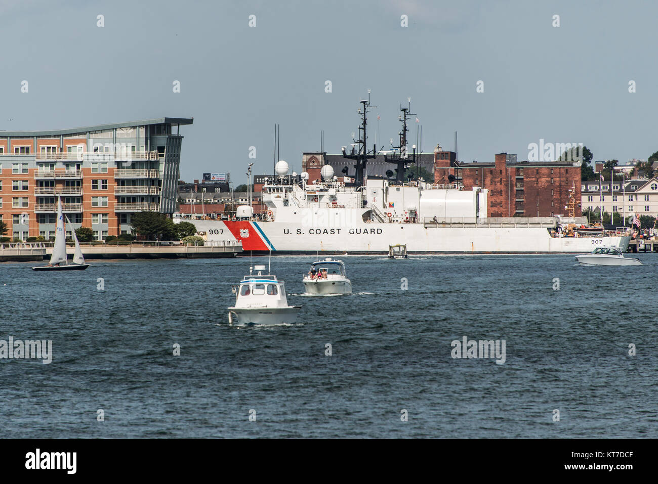 Boston, MA, USA 05.09.2017 Schiffe der US Coast Guard angedockt an der Basis Boston an einem sonnigen Tag Stockfoto