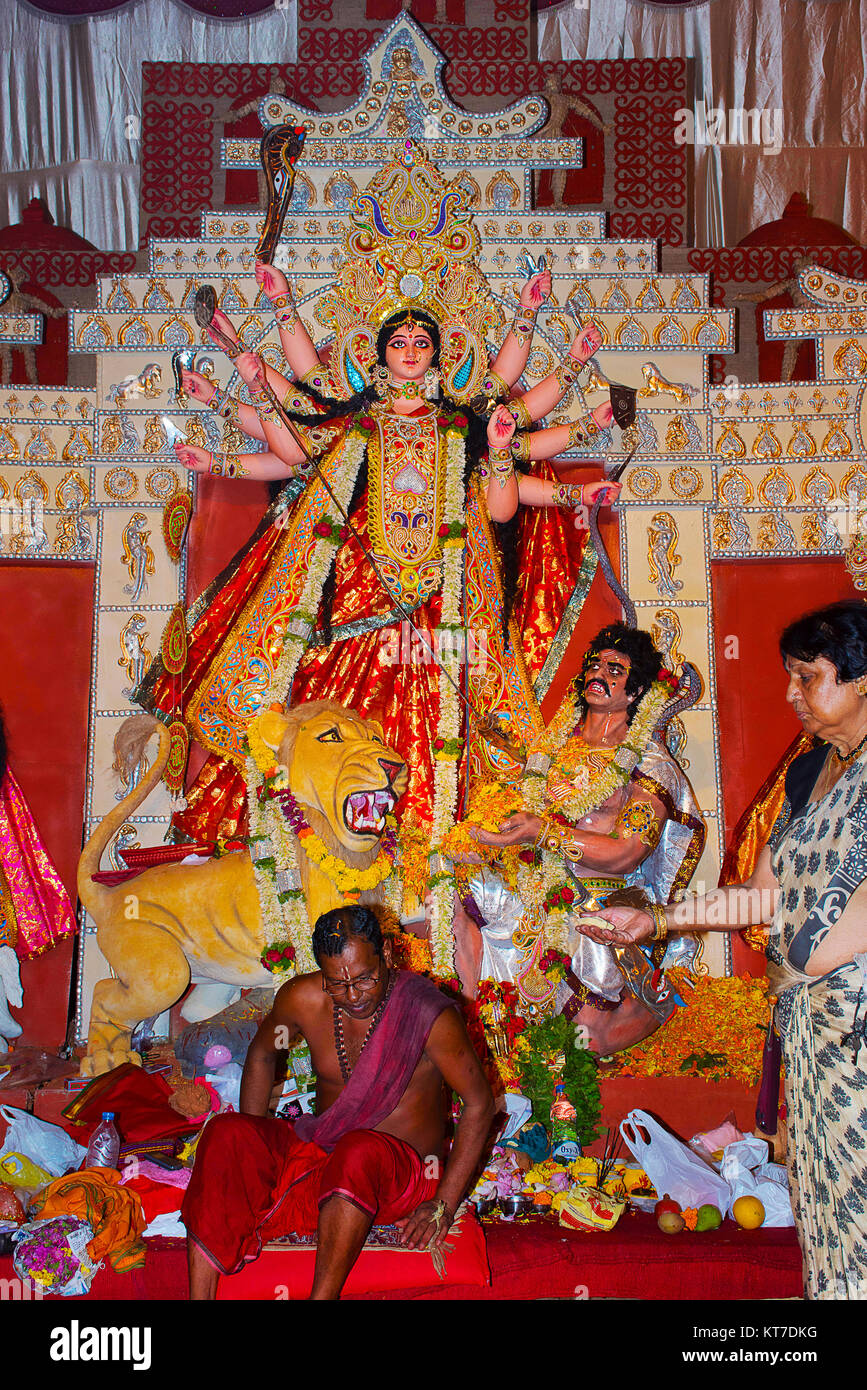 Idol der Göttin Durga. Festival ist während der gesamten Laufzeit der Navaratri für 10 Tage gefeiert. Kongress Bhawan, Pune, Maharashtra Stockfoto