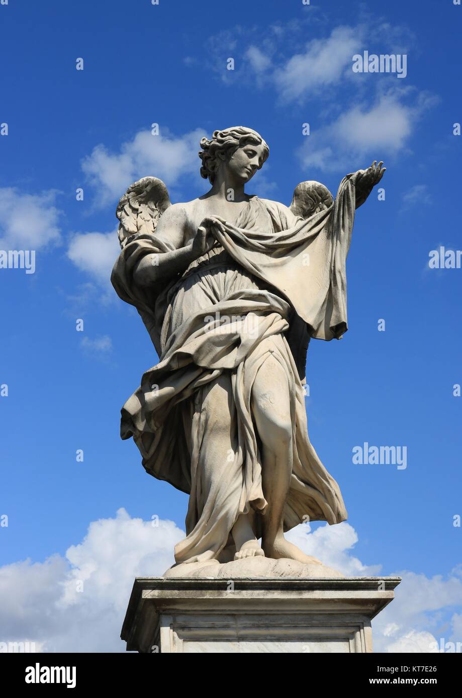 Skulptur "Engel mit dem Sudarium (Veronicas Veil)' von der Ponte Sant'Angelo, die auch als Brücke von Engeln in Rom, Italien. Stockfoto