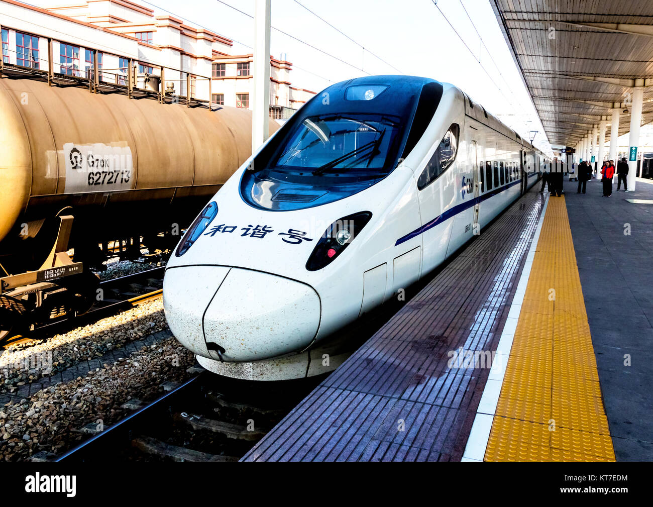 CRH 5 high-speed Bullet Zug wartet auf Passagiere aussteigen, bevor es weiter nach Yichang East Railway Station in der Provinz Hubei in China Stockfoto