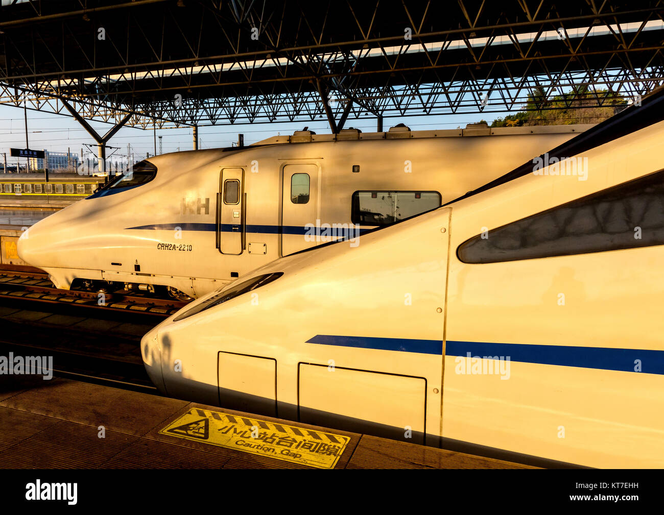 Zwei Arten von bullet Züge bei Yichang East Railway Station in der Provinz Hubei in China Stockfoto