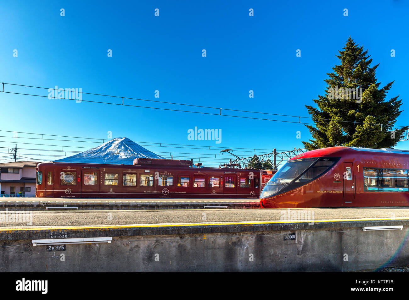 Kawaguchiko, 21. November 2017: Fuji Express Service Zug parken am Kawaguchiko Bahnhof in Kawaguchiko, Japan. Stockfoto