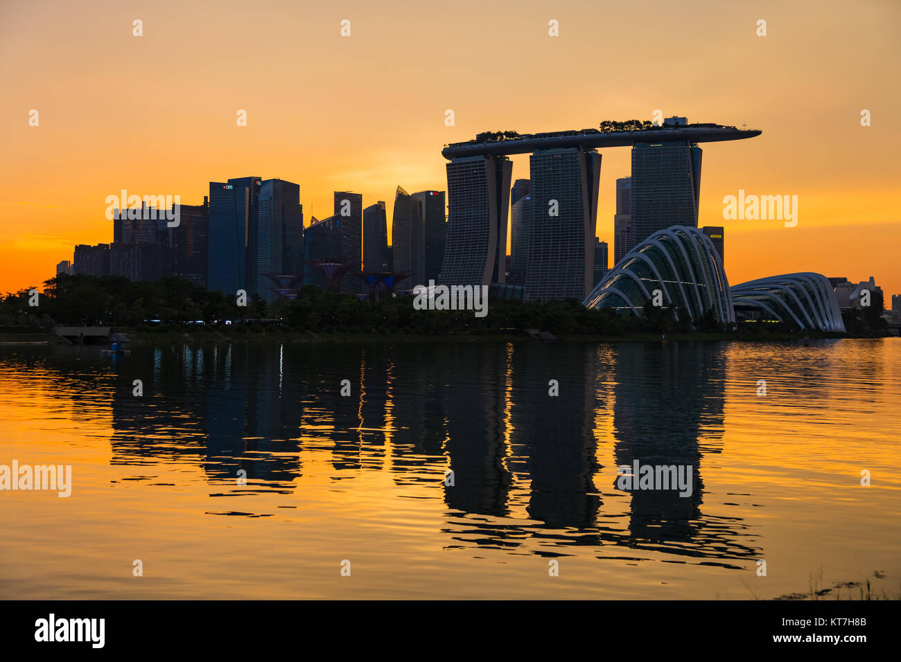 Singapur Asien Oktober 28, 2017 Marina Bay Sands und Gärten durch die Bucht bei Sonnenuntergang, von der Marina Bay East gesehen Stockfoto