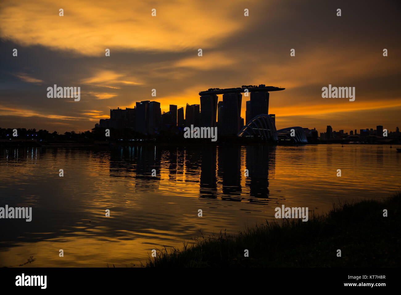 Singapur Asien Oktober 28, 2017 Marina Bay Sands und Gärten durch die Bucht bei Sonnenuntergang, von der Marina Bay East gesehen Stockfoto