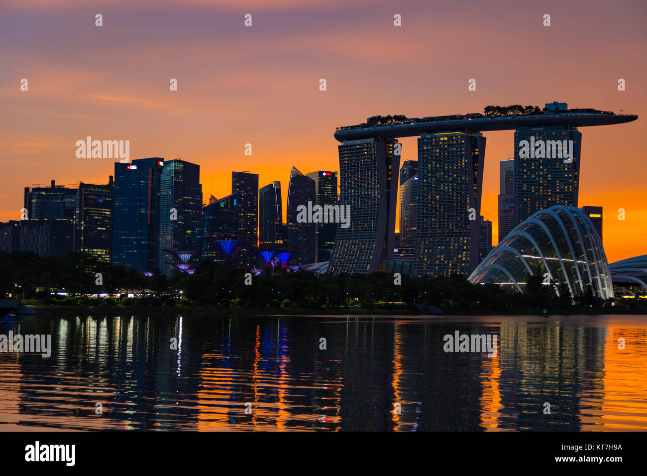 Singapur Asien Oktober 28, 2017 Marina Bay Sands und Gärten durch die Bucht bei Sonnenuntergang, von der Marina Bay East gesehen Stockfoto