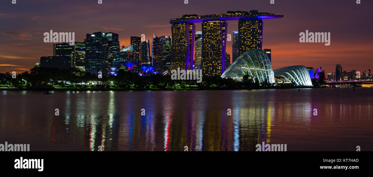 Singapur Asien Oktober 28, 2017 Marina Bay Sands und Gärten durch die Bucht bei Sonnenuntergang, von der Marina Bay East gesehen Stockfoto