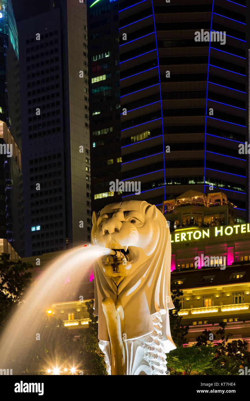 Singapur Asien Oktober 28, 2017 Der Merlion in der Nacht, zeigt die Skyline von Singapur Stockfoto