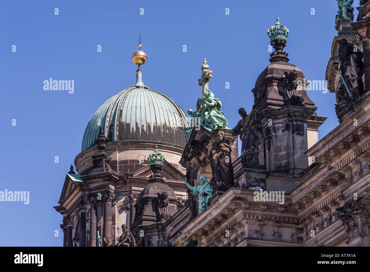 Seitenkuppel des Berliner Doms mit Sandsteinskulpturen Stockfoto