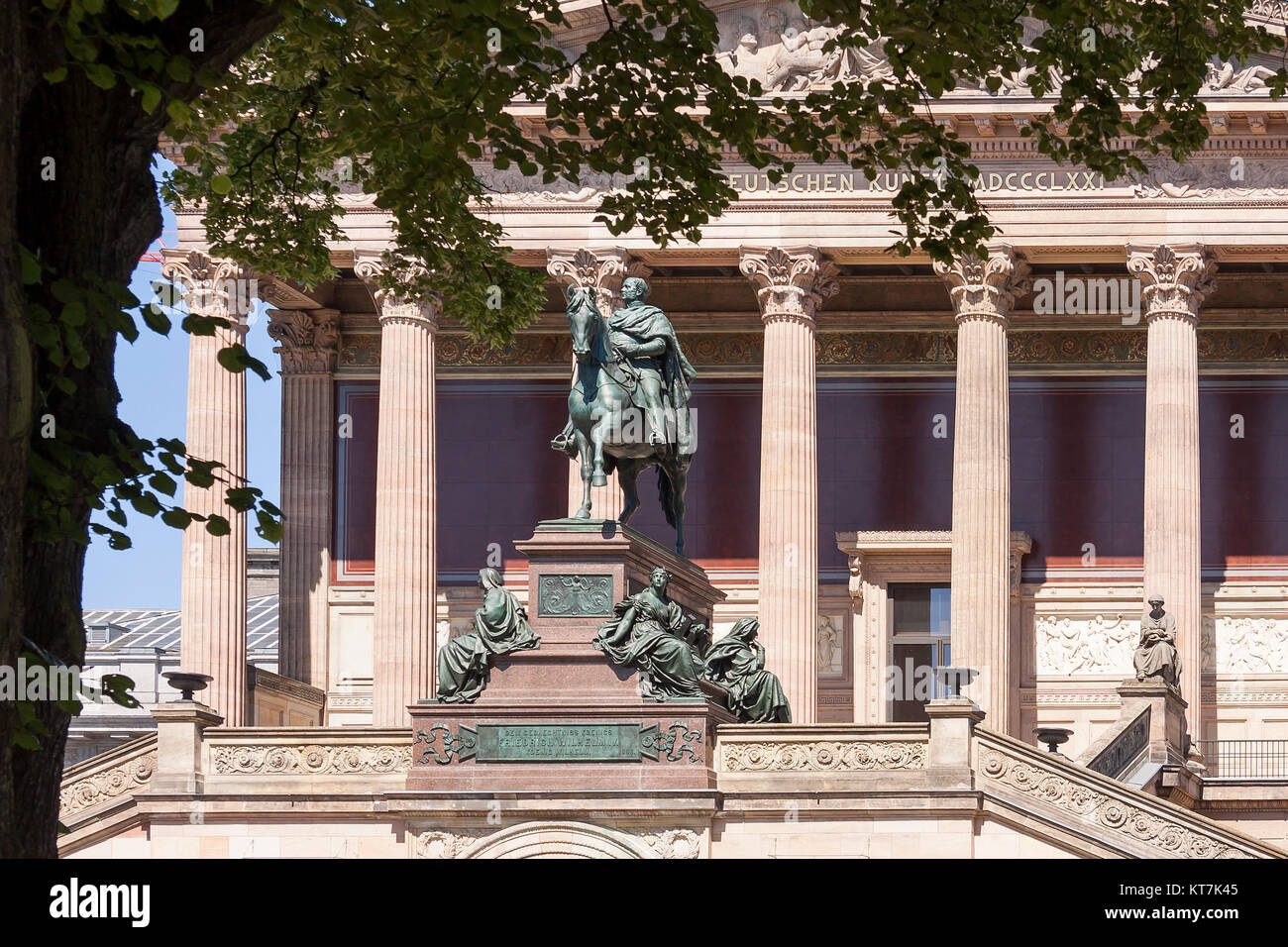 Fassadenansicht der Alten Nationalgalerie in Berlin mit dem Reiterstandbild Friedrich-Wilhem IV. Stockfoto