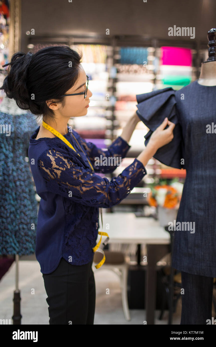 Zuversichtlich Fashion Designer arbeiten Stockfoto