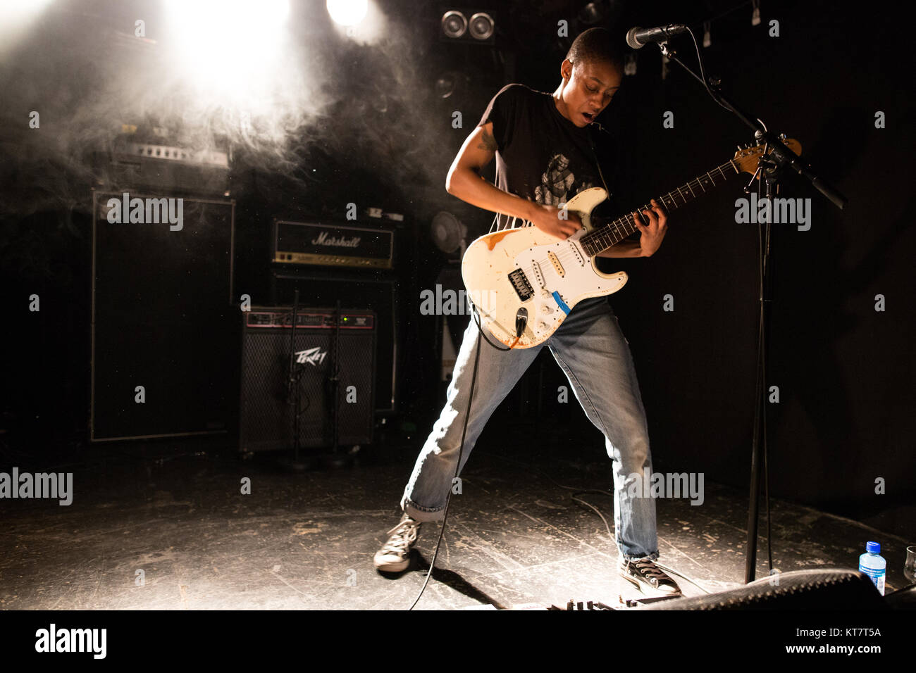 Die britische Punkband Jugend Mann führt ein Live Konzert von John Dee in Oslo. Hier Sänger und Gitarrist Kaila Whyte ist live auf der Bühne gesehen. Norwegen, 14.03.2017. Stockfoto