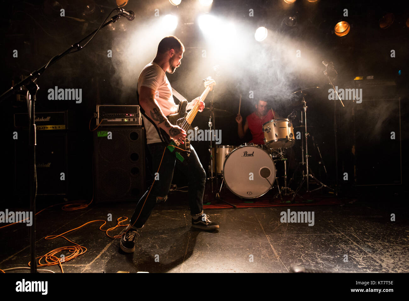 Die britische Punkband Jugend Mann führt ein Live Konzert von John Dee in Oslo. Hier Bass Player Meilen Cocker ist live auf der Bühne gesehen. Norwegen, 14.03.2017. Stockfoto