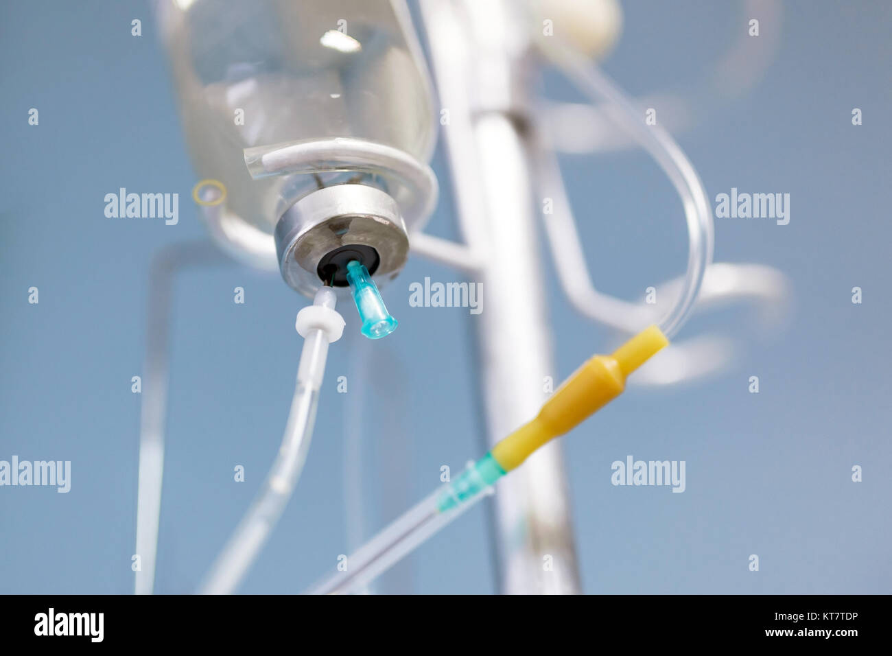 Medizinische saline Infusion schließen bis auf hellblauem Hintergrund am Krankenhaus. Stockfoto