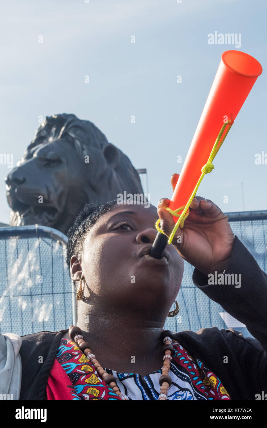 Eine Frau bläst eine Vuvuzela in Trafalgar Square zu Beginn der jährlichen Protest von Familien und Freunden von Menschen durch Polizei oder in Haft getötet. Stockfoto