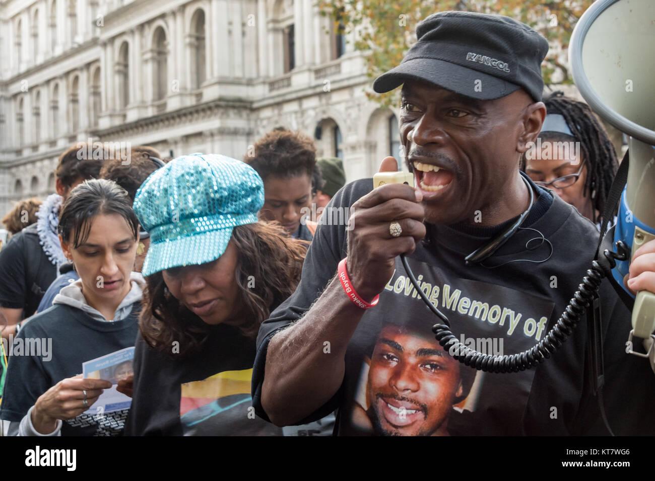 Cephus' Onkel Bobby" Johnson spricht über den Mangel an Gerechtigkeit für die von der Polizei ermordet und die Ermordung seines Neffen Oscar Grant in Los Angeles. Seine überführten Mörder diente nur 365 Tage im Gefängnis. Stockfoto