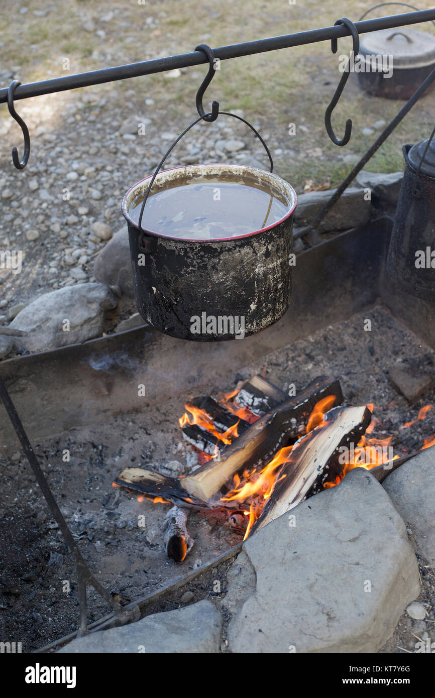 Erwärmung von Wasser im Topf über dem Lagerfeuer Bar U Ranch National Historic Site roundup Camp Stockfoto