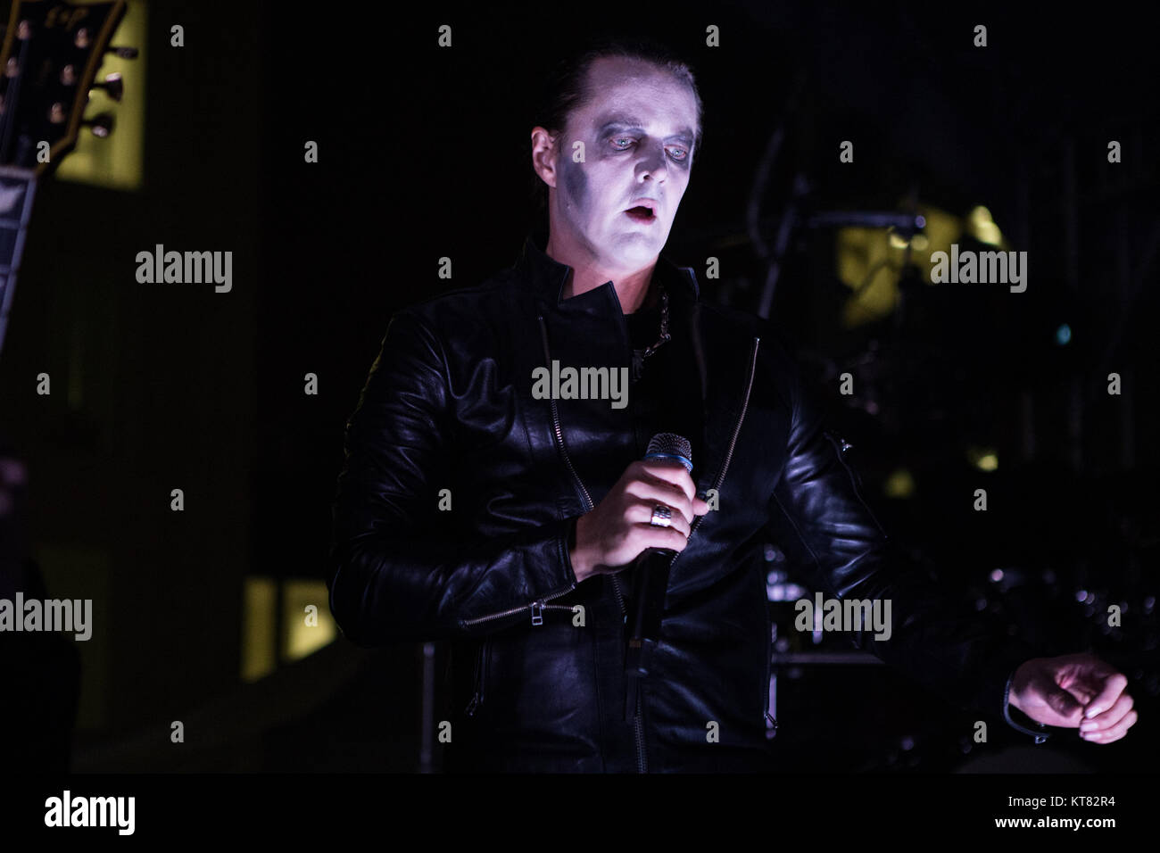 Norwegen, Oslo - 22. September 2017. Der norwegischen Black Metal Band Satyricon führt ein Live Konzert auf dem Dach des KLP Gebäude in Oslo. Hier Sänger Satyr gesehen wird live auf der Bühne. (Foto: Gonzales Foto/Brokvam Kjell). Stockfoto