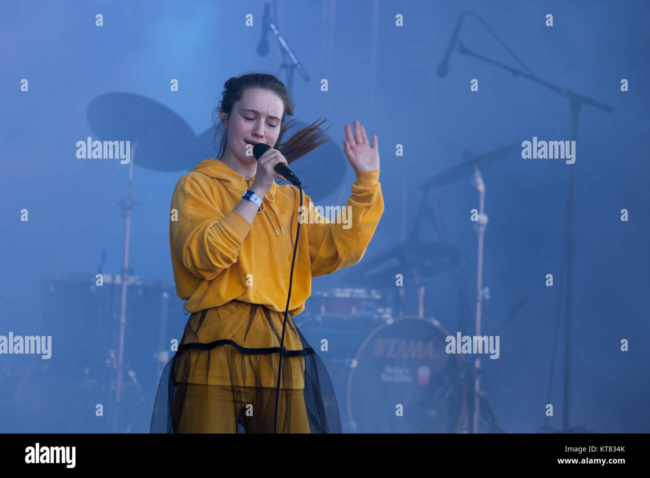 Norwegen, Tonsberg - Juli 12., 2017. Die norwegische Sängerin und Songwriterin Sigrid führt ein Live Konzert während der norwegischen Musik Festival Slottsfjell Festival 2017. Stockfoto