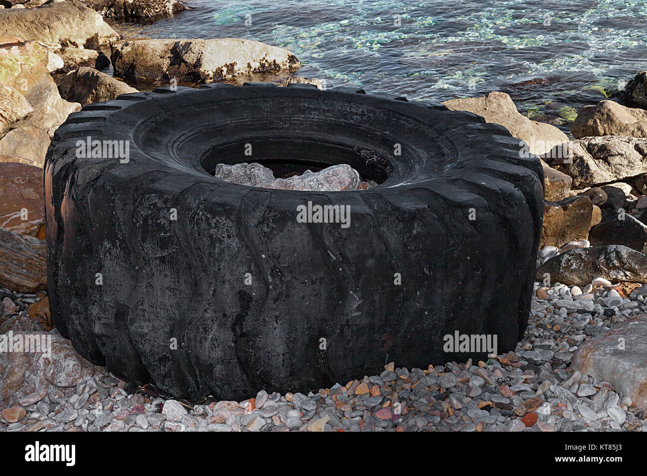 Großen Lkw Reifen links am Strand. Isolierte Nahaufnahme. Stockfoto