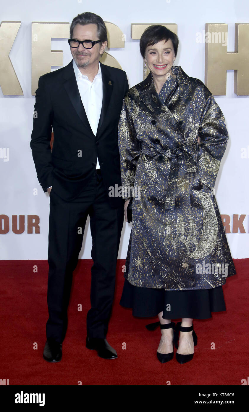 Dec 11, 2017 - Gary Oldman und Kristin Scott Thomas die Teilnahme an 'Darkest Stunde 'UK Premiere im Odeon am Leicester Square in London, England, Großbritannien Stockfoto