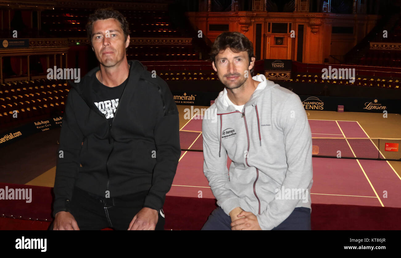 30.November 2017 - Marat Safin und Juan Carlos Ferrero hilft die Rückkehr der Champions Tennis an der Royal Albert Hall in London, England, Grossbritannien starten Stockfoto