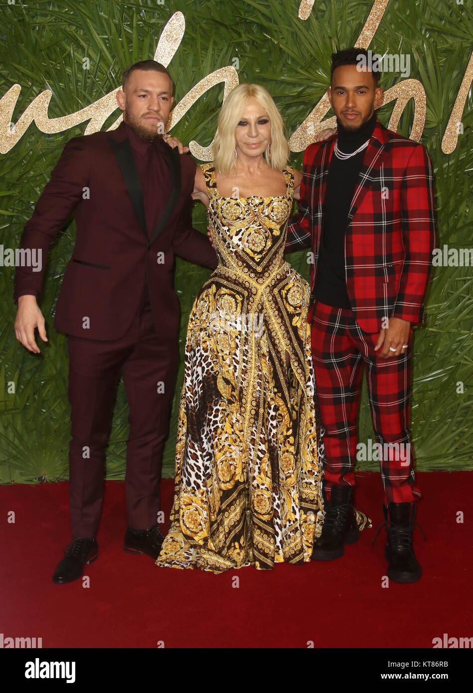 Dec 4, 2017 - Conor McGregor, Donatella Versace und Lewis Hamilton an der Fashion Awards 2017 in der Royal Albert Hall in London, England, Großbritannien Stockfoto