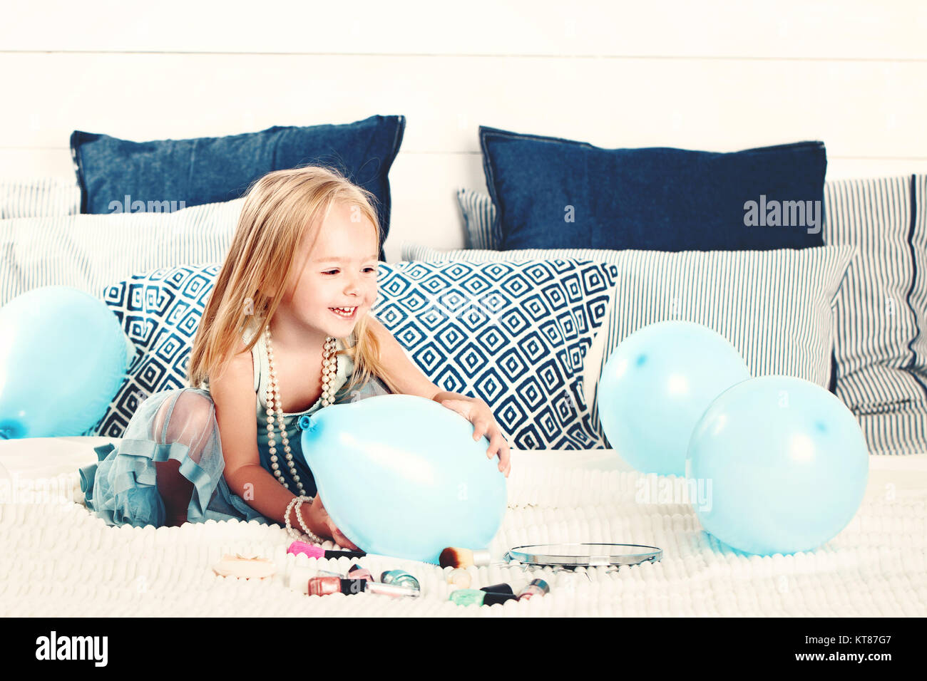 Niedliche Kind Mädchen Spaß mit blauen Ballons zu Hause. Kleines Mädchen, 2 Jahre Stockfoto