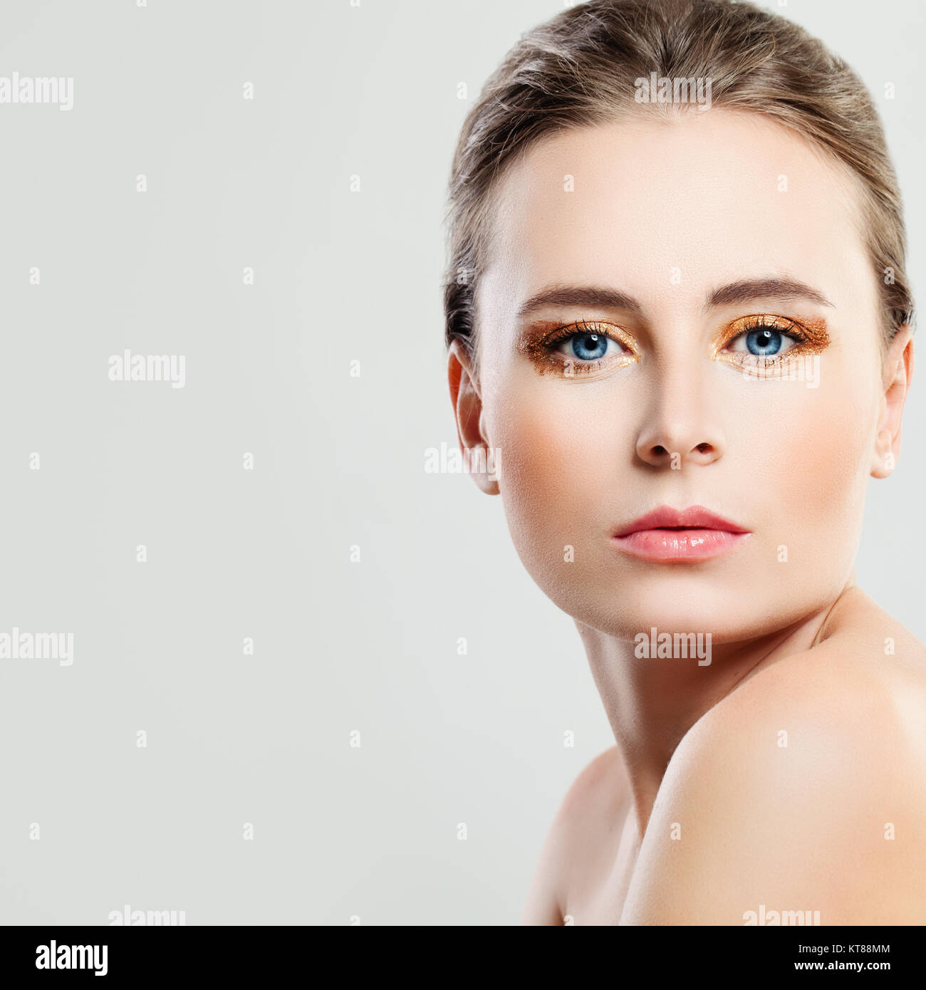 Spa Modell Frau mit gesunder Haut. Hautpflege Konzept auf grauem Hintergrund Stockfoto