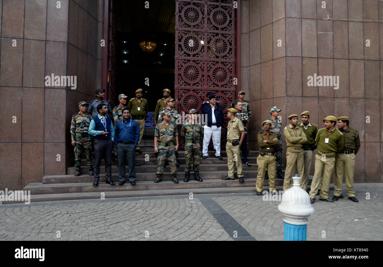 Kolkata, Indien. 22 Dez, 2017. Strenge Sicherheitsvorkehrungen am Haupteingang der Reserve Bank von Indien während Protest gegen FRDI Bill in Kalkutta. Die Kommunistische Partei Indiens (marxistisch-leninistischen) oder CPI (ML) Aktivist Proteste gegen die Auflösung und die Einlagensicherung (Frdi) Bill vor der Reserve Bank of India Regionalbüro am 22. Dezember 2017 in Kalkutta. Credit: Saikat Paul/Pacific Press/Alamy leben Nachrichten Stockfoto