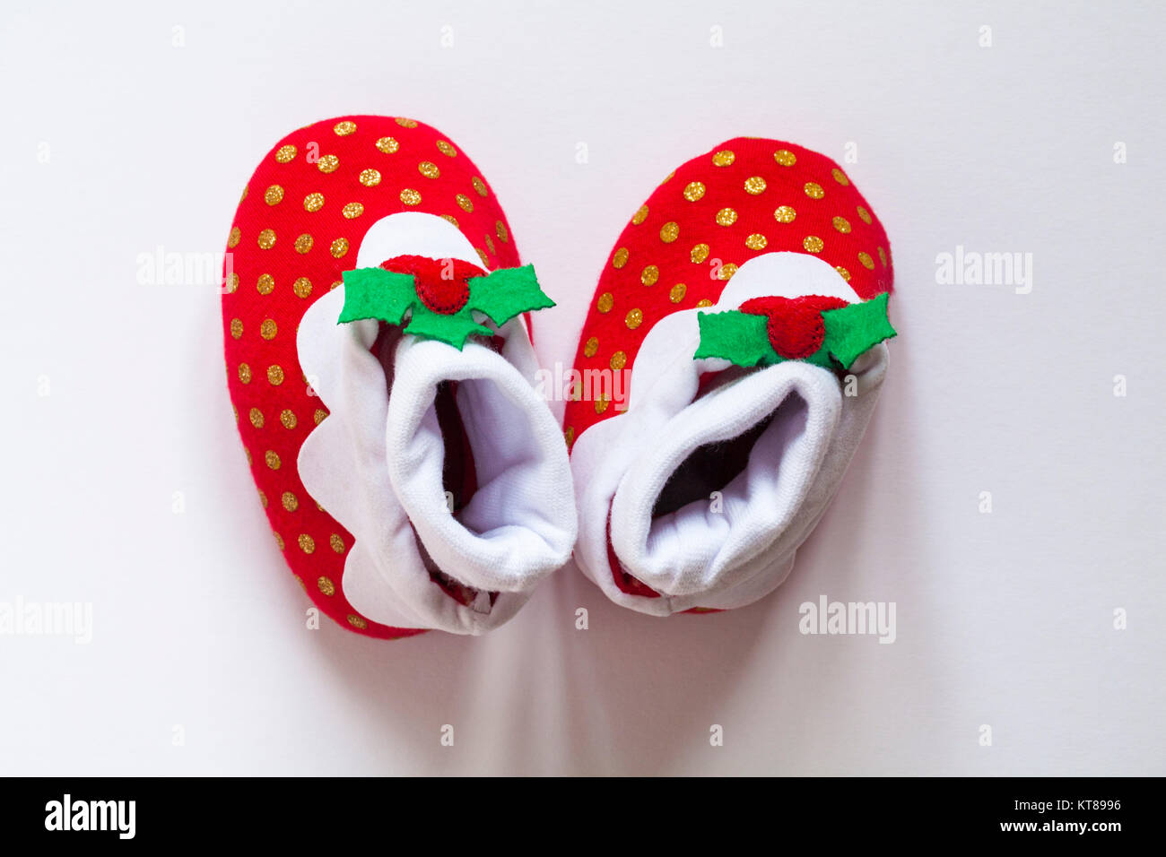 Mein kleiner Pudding - Baby's Christmas Pudding booties auf weißem Hintergrund Stockfoto