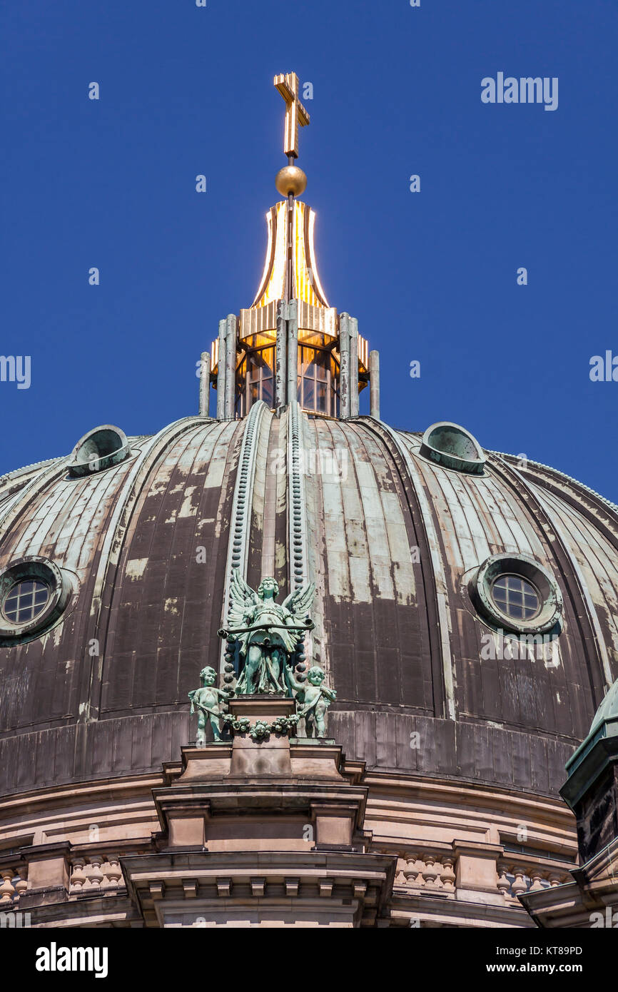 Domkuppel des Berliner Doms mit Kuppellaterne und vergoldetem Abschlusskreuz Stockfoto