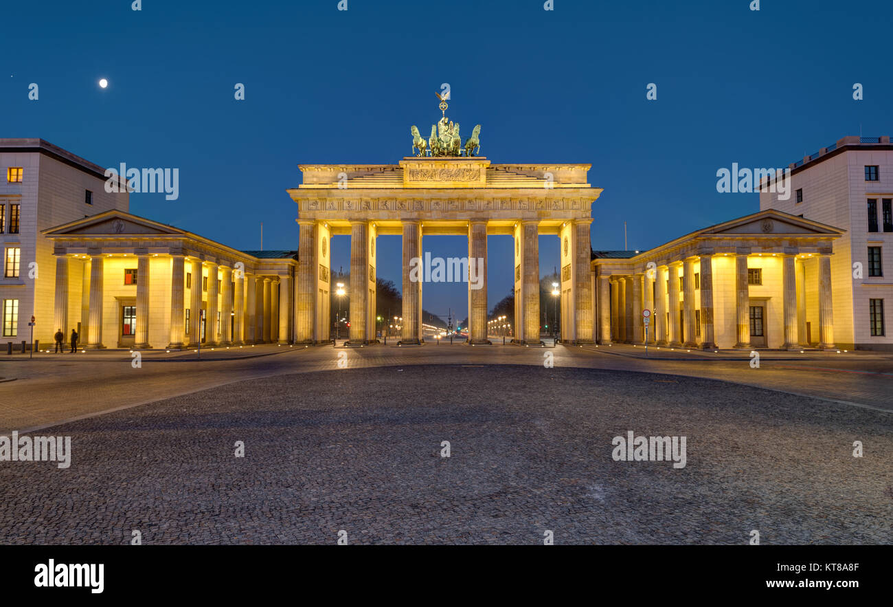 Panorama der Brandenburger Tor in Berlin bei Nacht Stockfoto