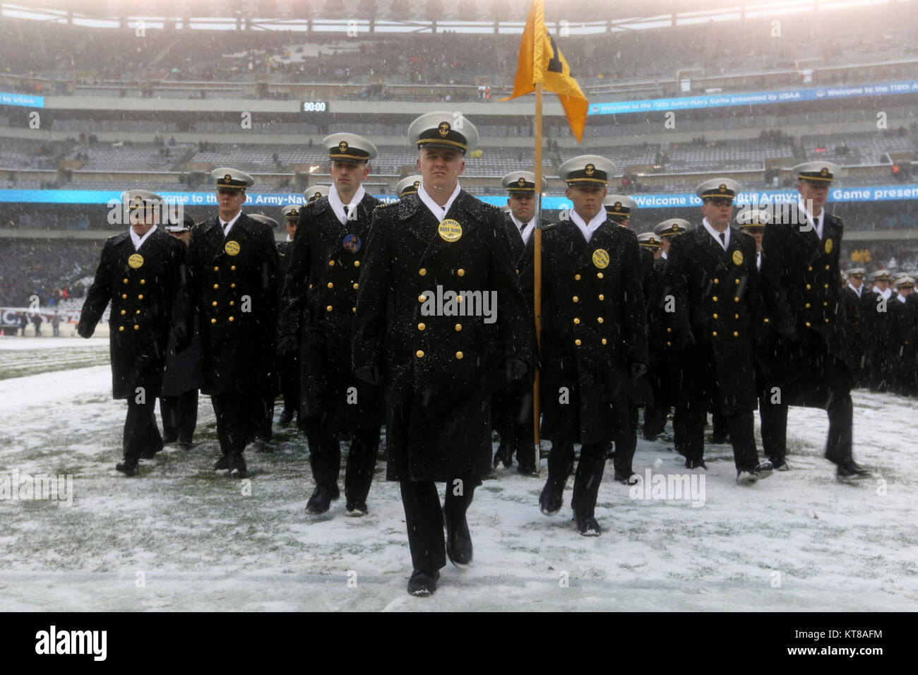 Eine Brigade der Midshipmen verlassen das Feld bei Lincoln Financial Field vor dem army-navy Fußball-Spiel. Dies ist die 118. Sitzung zwischen der US Naval Academy Midshipmen und der US-Armee schwarzen Ritter in der Marine hat ein 60-50-7 alle Zeit aufzeichnen. (U.S. Marine Stockfoto