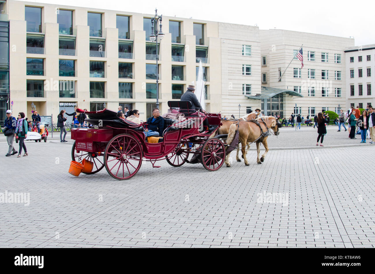 Touristen, eine Kutschfahrt am Brandenburger Tor Berlin Deutschland Stockfoto