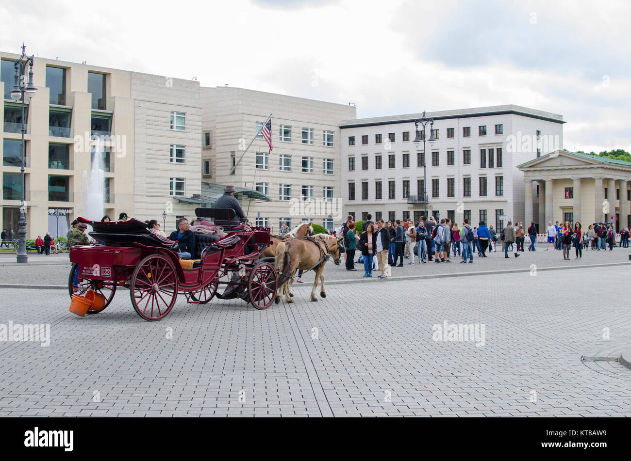 Touristen, eine Kutschfahrt am Brandenburger Tor Berlin Deutschland Stockfoto