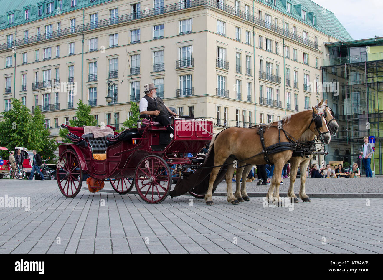 Touristen, eine Kutschfahrt am Brandenburger Tor Berlin Deutschland Stockfoto