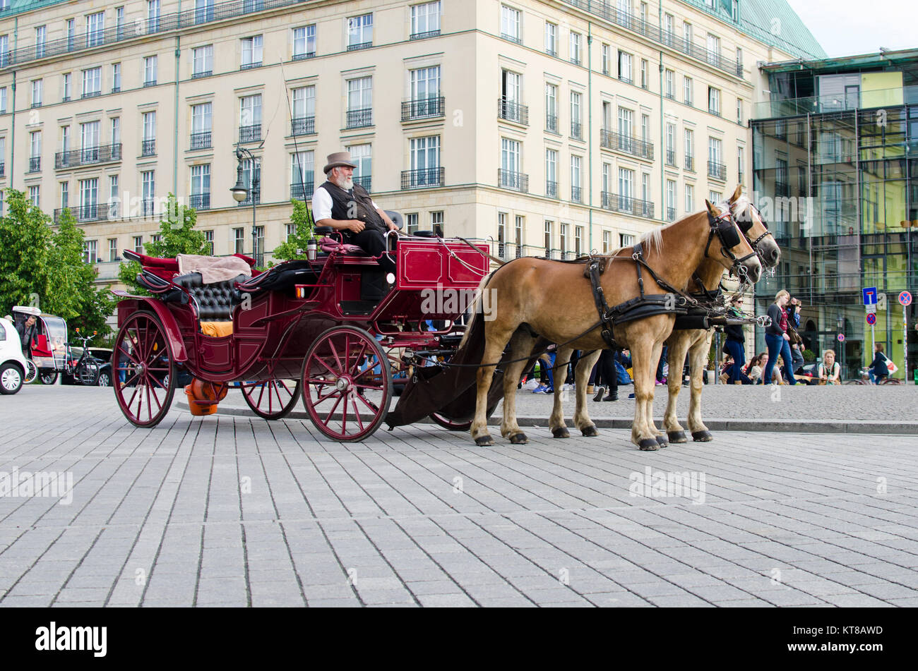 Touristen, eine Kutschfahrt am Brandenburger Tor Berlin Deutschland Stockfoto