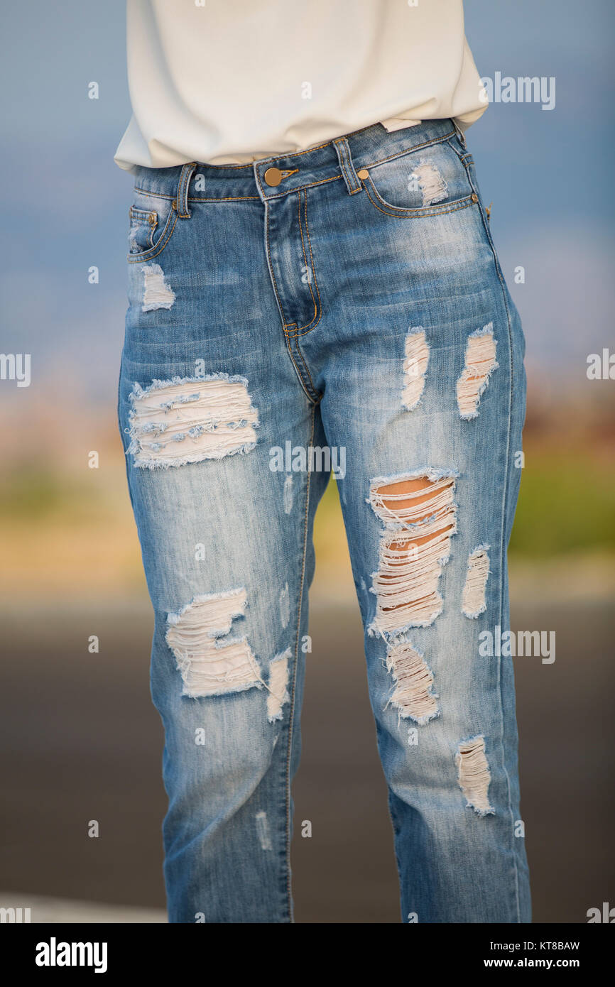 Nahaufnahme einer Frau tragen zerrissene Jeans Stockfoto