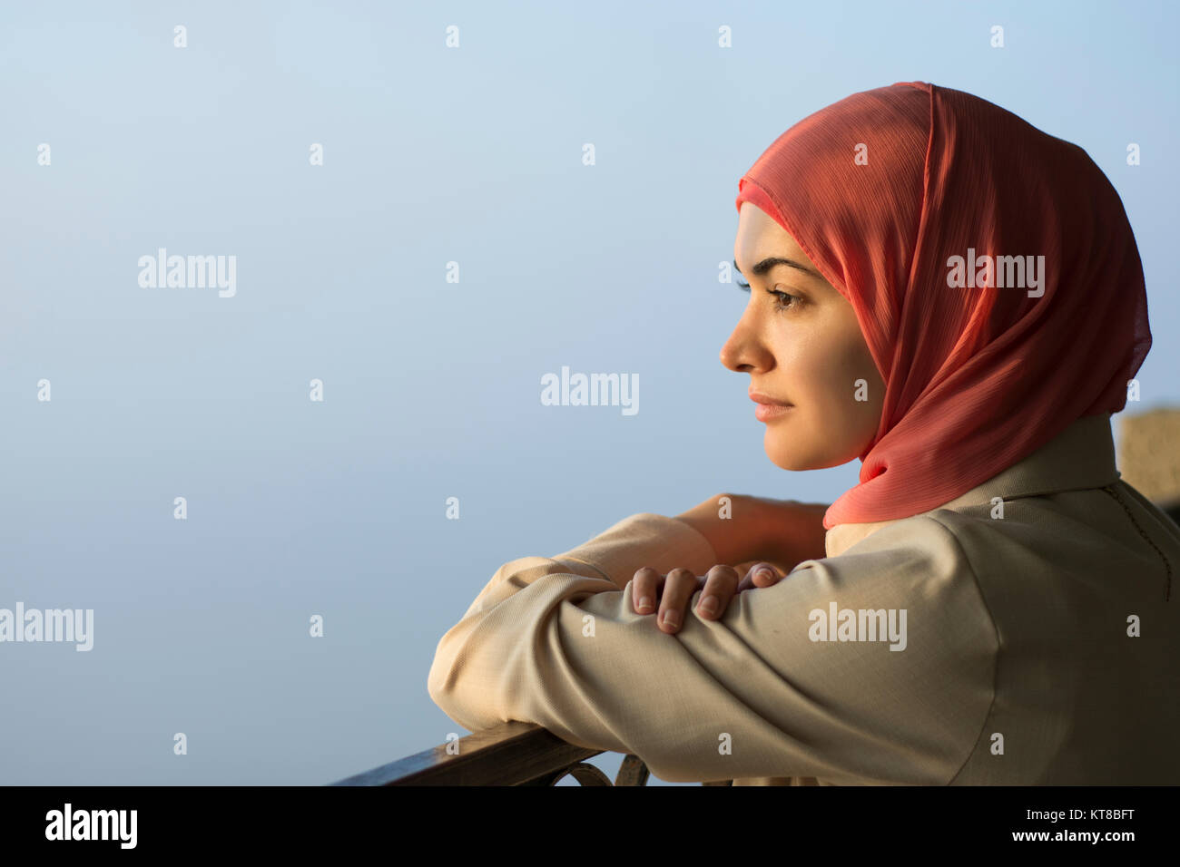 Muslimische Frau mit Kopftuch weg schauen im Freien Stockfoto