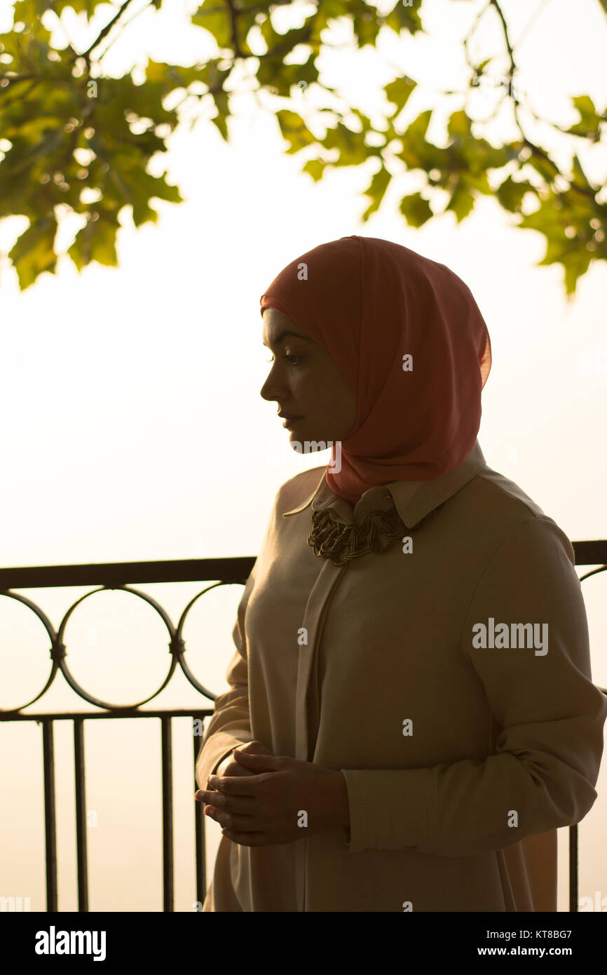 Muslimische Frau mit Kopftuch weg schauen im Freien Stockfoto