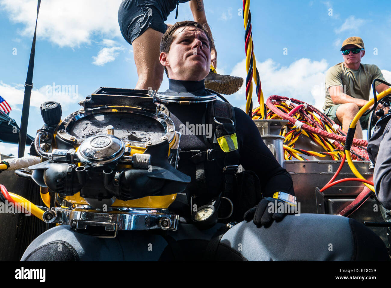 Ein U.S. Navy Diver, auf Mobile Tauchen retten (MDSU) 1, Positionen für Unterwasser Schneidarbeiten mit Taucher unterwasser Bau Team (UCT) 2 Auf der "Big Blue" anlegesystem in Apra Harbor, Guam, Dec 11, 2017 zugeordnet. UCT-2 bietet Bau, Prüfung, Wartung und Reparatur von Unterwasser- und Waterfront Einrichtungen zur Unterstützung der pazifischen Flotte. (U.S. Marine Stockfoto