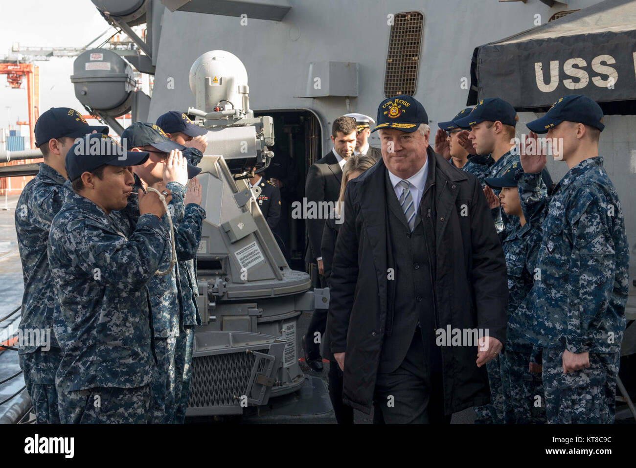 George E. Glas, US-Botschafter in Portugal, fährt der Arleigh-Burke-Klasse geführte Anti-raketen-Zerstörer USS Ross (DDG71) während eines port Besuch in Lissabon, Portugal, Dez. 11, 2017. Ross, Vorwärts - Rota, Spanien eingesetzt, ist in Lissabon im Feiern zum Gedenken an 700-Jahrfeier der Portugiesischen Marine zu beteiligen. (U.S. Marine Stockfoto