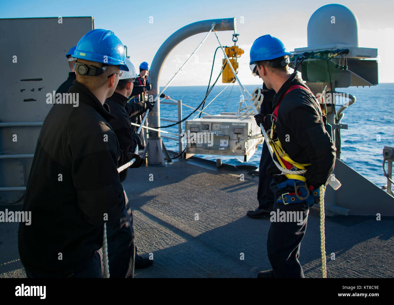 Atlantik (31. 11, 2017) Segler eine pneumatische Hebevorrichtung ein RIM-116 Rolling airframe Missile auf die Rakete Deck des Amphibious Assault ship USS Iwo Jima (LHD 7) Während eine Rakete last Evolution zu erhöhen. Iwo Jima vor kurzem eine kombinierte Composite Trainingsgerät Übung und ist unterwegs Vorbereitung seiner geplanten Einsatz Anfang nächsten Jahres. (U.S. Marine Stockfoto