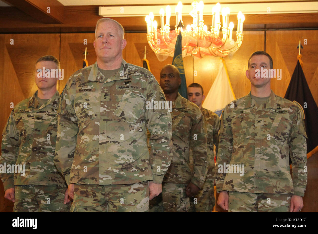 Colonel William L. Kirby (von Links nach Rechts), eingehende Kommandant der 19 Schlachtfeld Koordinierung Loslösung, Generalmajor Timothy McGuire, stellvertretender Kommandierender General, U.S. Army Europe, Sgt. Maj Richard A. Dickey, 19 BCD Senior Berater angeworben und ausgehende Kommandant Oberst David S. Lee beenden eine Änderung des Befehls Zeremonie im Offiziersclub, Air Base Ramstein, Deutschland Dez. 12, 2017. Stockfoto